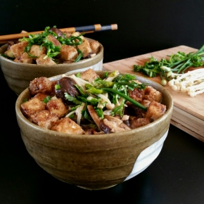 Soupe de nouilles Udon au tofu frit et aux champignons asiatiques (vegan)